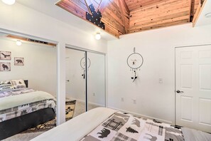 4 bedrooms, desk, iron/ironing board, travel cot