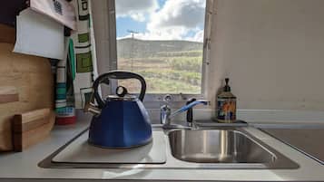 Kühlschrank, Mikrowelle, Ofen, Wasserkocher mit Kaffee-/Teezubehör