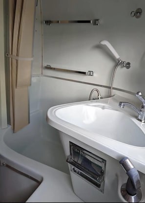 Badekar, hårtørrer, håndklæder, Sæbe