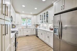Fridge, microwave, stovetop, dishwasher - Keowee Keys Condo w/ Resort Amenities Access! (Salem)