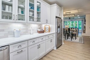 Fridge, microwave, stovetop, dishwasher - Keowee Keys Condo w/ Resort Amenities Access! (Salem)