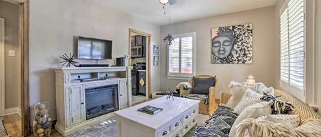 Fernseher, Kamin, DVD-Player, Bücher