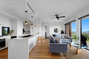 Chalet rustique luxueux, 2 chambres, vue sur la montagne | Aire de séjour | Foyer