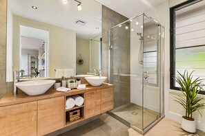 Cabaña de lujo, 2 habitaciones, vista a la montaña | Baño | Tina y regadera independientes, secadora de cabello, toallas, jabón 