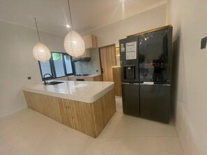 Réfrigérateur, micro-ondes, plaque de cuisson, grille-pain