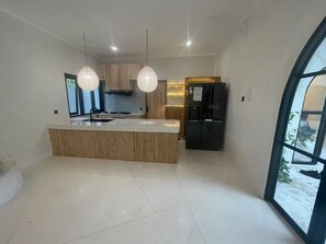 Réfrigérateur, micro-ondes, plaque de cuisson, grille-pain