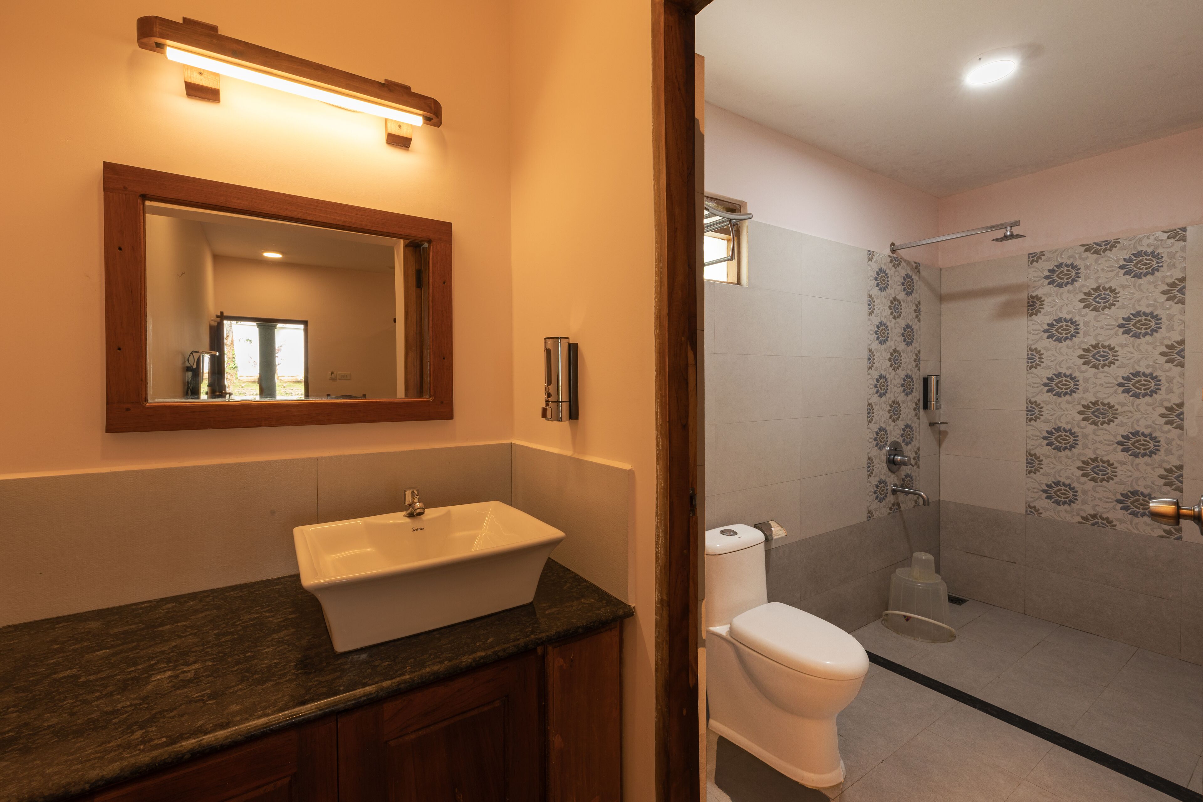 Ein Badezimmer mit Waschbecken, Spiegel, Toilette und Dusche.