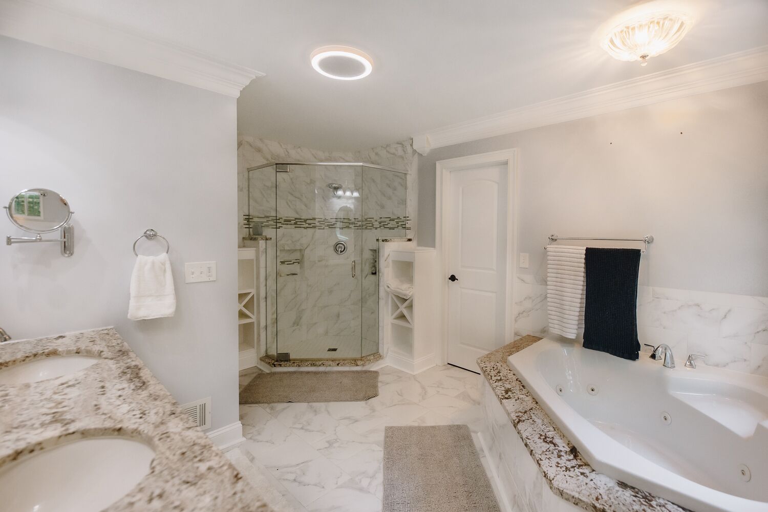 Combined shower/tub, jetted tub, hair dryer, towels