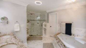 Combined shower/tub, jetted tub, hair dryer, towels