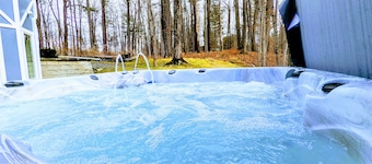 The Athena hideaway - hottub, firepit, lake & racetrack