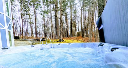 The Athena hideaway - hottub, firepit, lake & racetrack