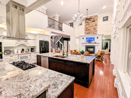 The Athena hideaway - hottub, firepit, lake & racetrack