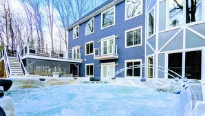 A hot tub area with a house in the background. - The Athena hideaway - hottub, firepit, lake & racetrack (Saratoga Springs)