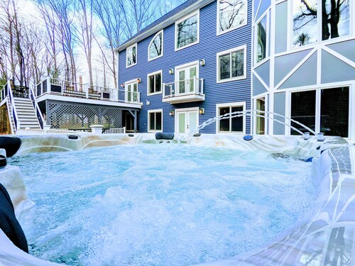 The Athena hideaway - hottub, firepit, lake & racetrack