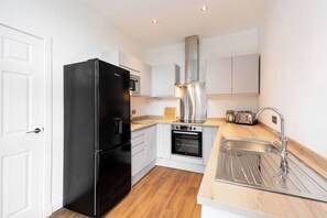 Refrigerador, microondas, horno, placa de cocina