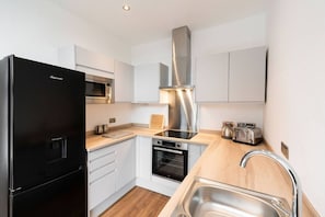 Refrigerador, microondas, horno y parrilla de estufa 