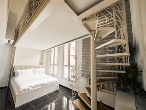 Estudio familiar | Ropa de cama hipoalergénica y caja de seguridad en la habitación 