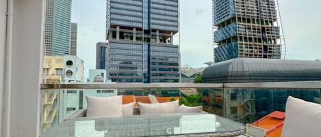 Studio Deluks | Seprai antialergi, brankas, kedap suara, dan setrika/meja setrika