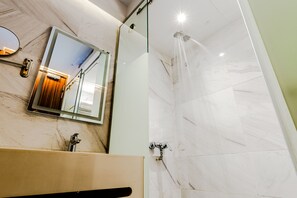 Shower, rainfall showerhead, free toiletries, hair dryer - D'nova Hotel @ Bugis (Singapore)