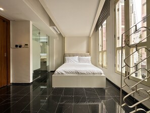 Hypo-allergenic bedding, in-room safe, soundproofing, iron/ironing board - D'nova Hotel @ Bugis (Singapore)