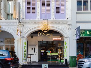 The D'Nova Hotel entrance with a sign for the Daun Bistro. - D'nova Hotel @ Bugis (Singapore)
