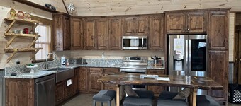 Modern Cabin w/Hot Tub, Fire Pit, Private; 2 miles to Cloudland Canyon, Hiking, McLemore Golf