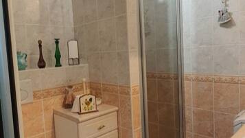 Douche, sĂšche-cheveux, serviettes fournies, savon