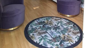 A living room with a round rug, two purple armchairs, and a kitchen in the background. - Meublé de tourisme classé 3* 35 m2 + terrasse. 2 pers, countryside VEXIN FRANçAIS (Guernes)