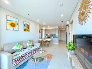 Smart TV, fireplace