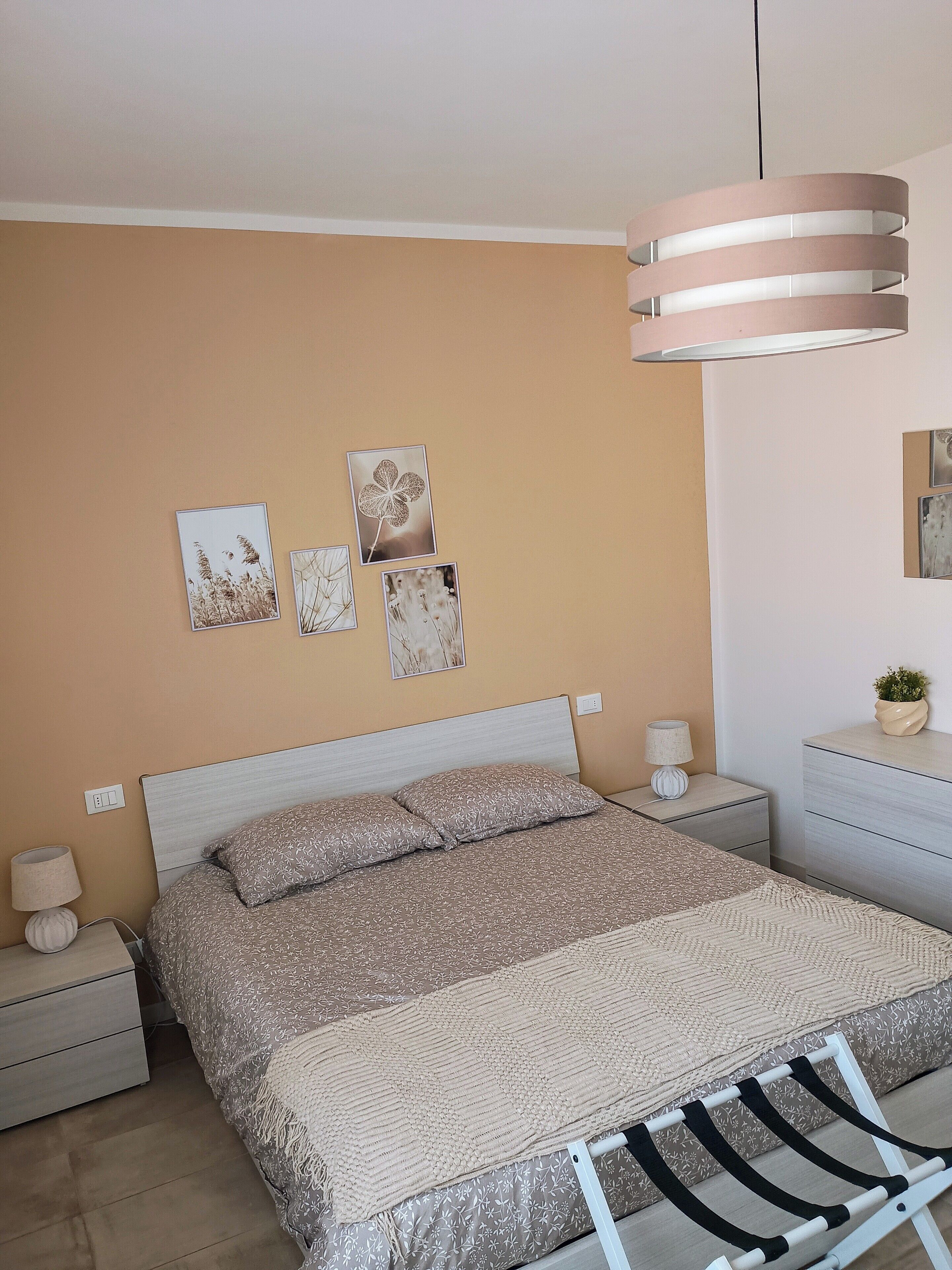 3 camere, una scrivania, ferro/asse da stiro, culla da viaggio