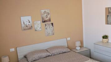 3 camere, una scrivania, ferro/asse da stiro, culla da viaggio