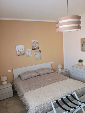 3 soverom, skrivebord, strykejern/-brett og reiseseng for barn