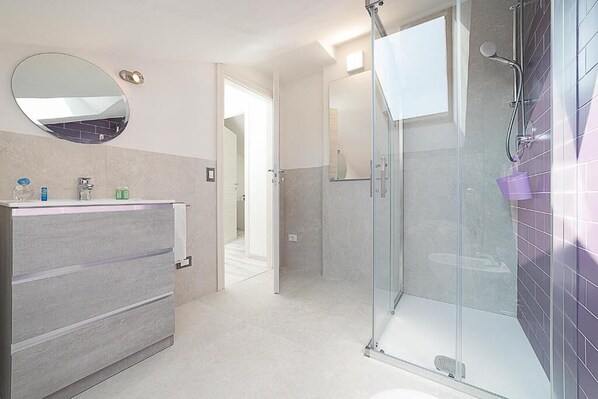 Douche, sèche-cheveux, bidet, serviettes fournies