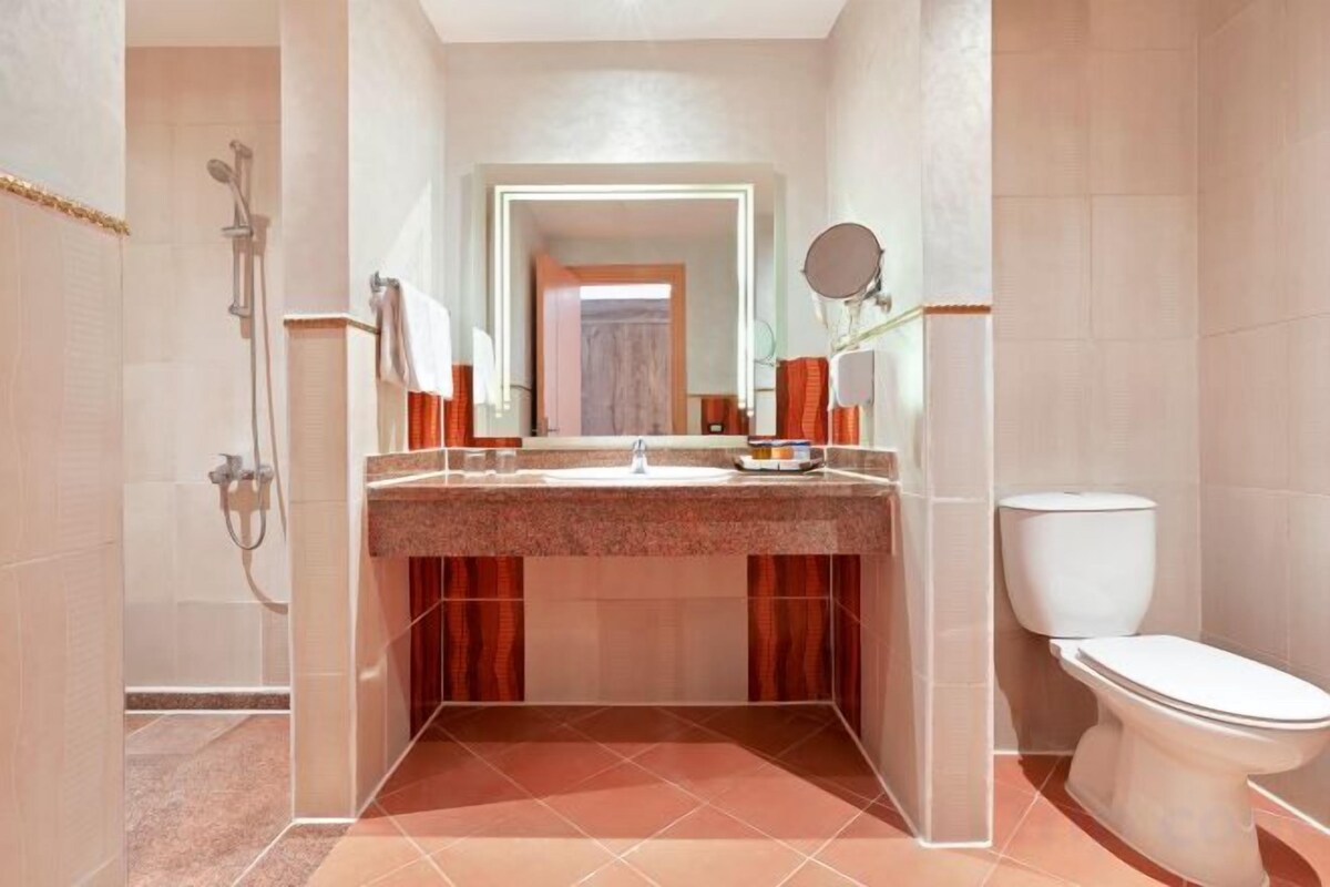 Bañera, artículos de tocador gratuitos, secador de pelo, toallas