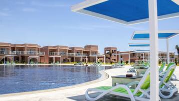 8 piscinas al aire libre, guardavidas en la propiedad