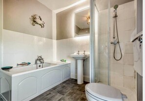 Bathtub, hair dryer, bidet, towels - Jack’s House - Beautifully furnished large Victorian home - Tywyn (Gwynedd)