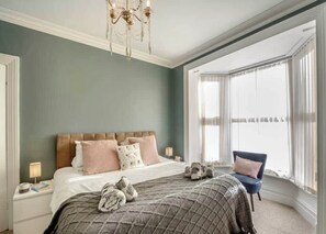 8 多间卧室、免费 WiFi、床单