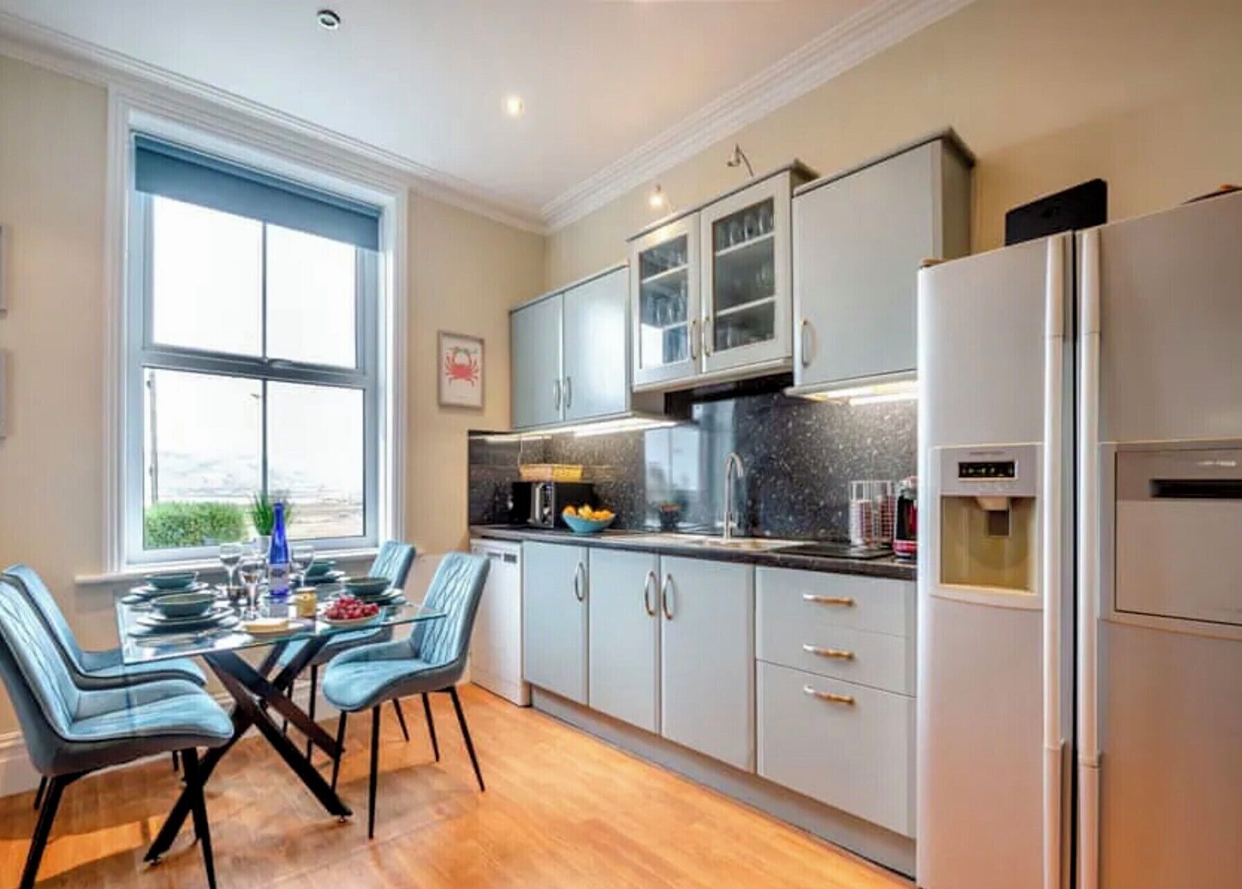 Frigorífico, microondas, horno y placa de cocina