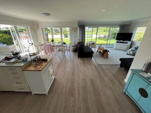 Smart TV, table football, books - Palm Beach Vista - Central Papamoa - walk to the beach, shops and restaurants! (Tauranga)