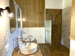 Shower, hair dryer, towels, soap - Modern, spacious and cosy - hidden gem of Cabrera (Cabrera)
