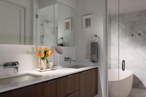Bathroom - Impeccable 6-bed House in Sag Harbor (Sag Harbor)