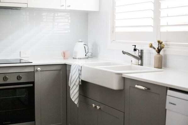 Coffee/tea maker, fridge, microwave, oven