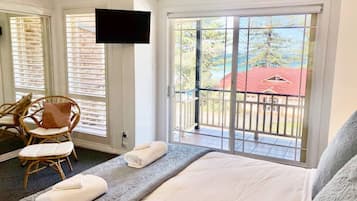 2 habitaciones, escritorio y tabla de planchar con plancha
