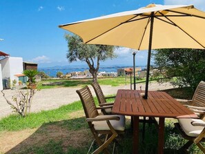 Outdoor dining - Lovely studio apartment in the Villa NOLELU with sea view (Barano D'ischia)