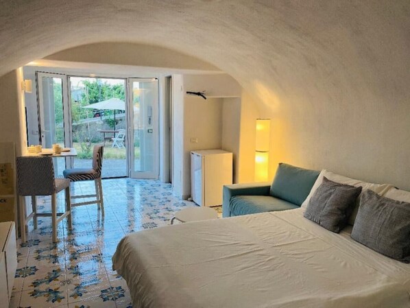 Smart TV - Lovely studio apartment in the Villa NOLELU with sea view (Barano D'ischia)