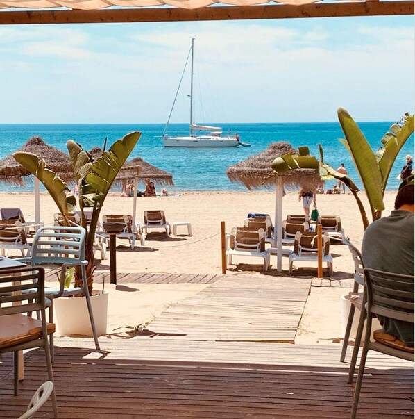 Plage, chaises longues, serviettes de plage