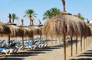 Plage, chaises longues, serviettes de plage