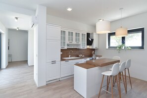 Fridge, oven, stovetop, dishwasher