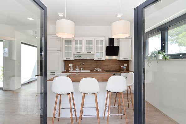 Fridge, oven, stovetop, dishwasher