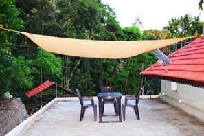 Outdoor dining - Private villa amidst great Chikkamagalur Coffee Estate (Chikkamagalur)